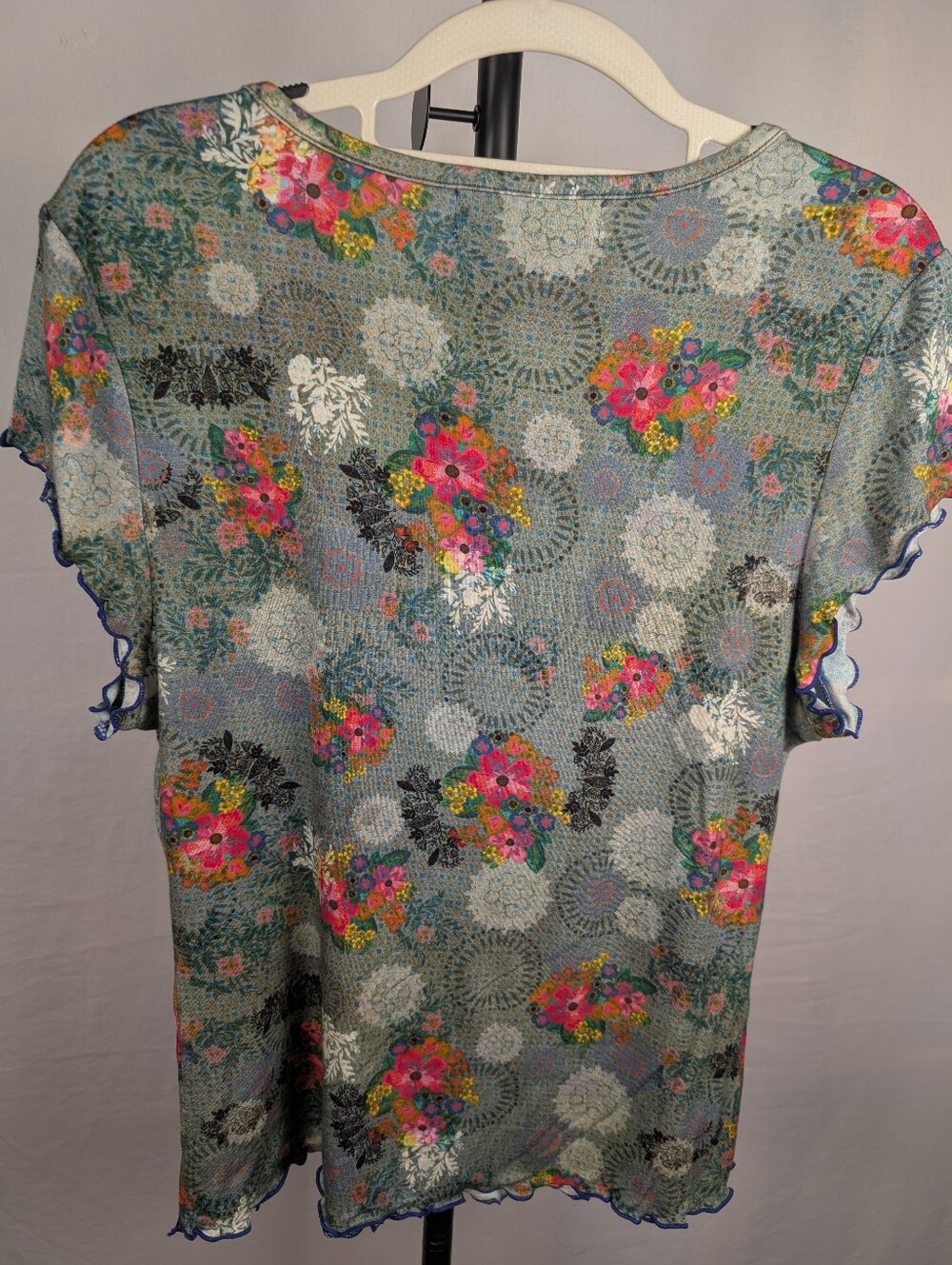 A-114 Natural Life Floral Print Flutter Sleeve Top NWT Large - Picture 2 of 9